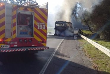 Ônibus e carro são destruídos pelo fogo na região