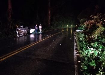 Homem fica ferido após carro derrapar na pista e colidir em veículo na SC-283