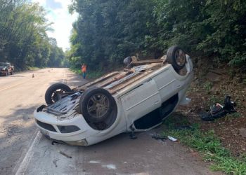 Carro com cinco pessoas sai da pista e capota na BR-282