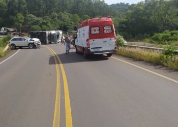 Carreta atinge dois veículos após tombar em uma curva da SC-355