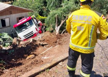 Caminhão sai da pista e atinge casa no Oeste de SC