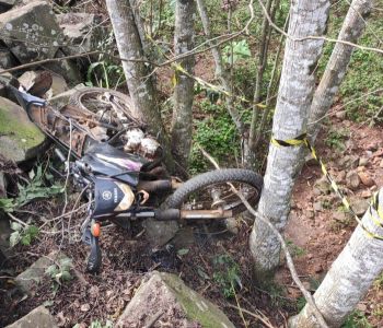 Acidente entre motocicleta e caminhão provoca morte