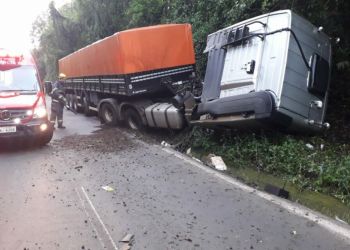 Sequência de acidentes: Caminhoneiro fica ferido após carreta sair da pista na BR-282