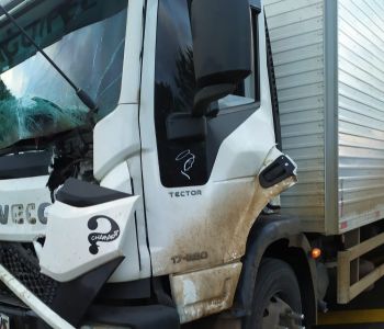 Colisão entre caminhões deixa motorista ferido na BR-282