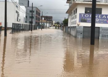  Morador tenta atravessar rua alagada de bicicleta e morre ao ser eletrocutado