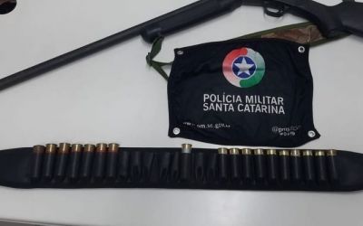 Polícia Ambiental prende homem por porte ilegal de arma de fogo e caça ilegal em Água Doce