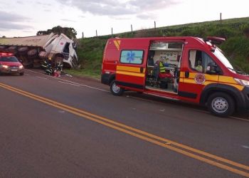 Motorista fica ferido após tombar carreta na SC-135