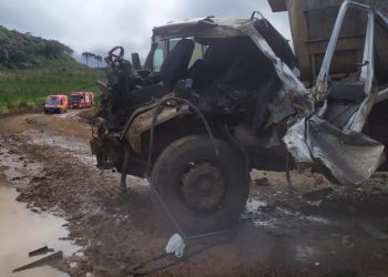 Colisão entre dois caminhões em Vargem Bonito