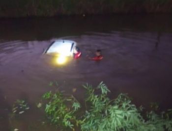 Carro é encontrado submerso em açude na BR-470