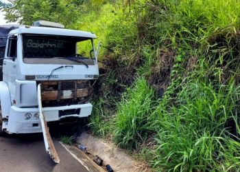 Colisão em barranco deixa caminhoneiro ferido na SC-467