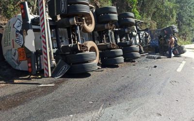 Tombamento de carreta carregada de biodiesel na BR-282