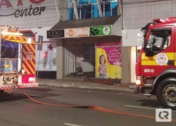 Bombeiros combatem incêndio em restaurante 