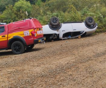 Criança morre esmagada após capotamento de caminhonete