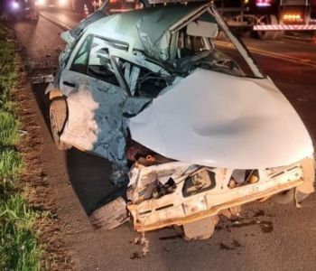 Carro fica destruído após colidir em caminhão na BR-282