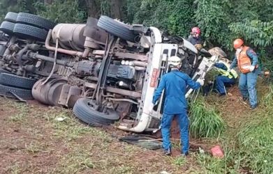 Motorista de carreta morre em acidente na BR-282