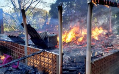 Casa é totalmente destruída por incêndio