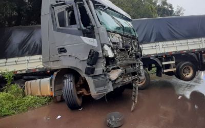 Colisão entre carreta e caminhão deixa motorista ferido no Trevão do Irani