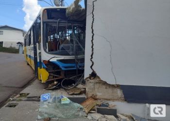 Ônibus desanda e atinge carro e prédio em Herval d´Oeste