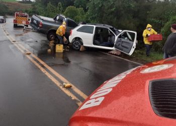 Colisão entre carro e caminhonete deixa casal e criança feridos