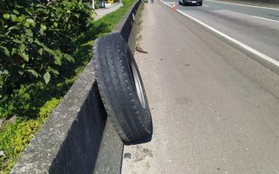 Homem morre após ser atingido por pneu que se soltou de guindaste na BR-101, em SC