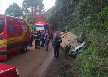  Motorista abandona automóvel após capotamento em Catanduvas