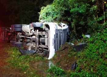  Caminhoneiro é removido das ferragens após tombar veículo e colidir contra barranco