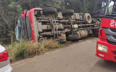 Caminhão tomba na SC 135 