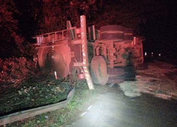 Caminhão carregado de leite tomba na SC 355, em Água Doce