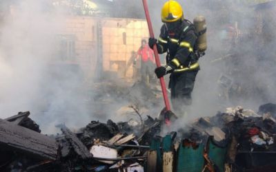 Casa é destruída após fogão a lenha causar incêndio em Fraiburgo