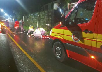 Motociclista se fere ao colidir veículo contra caminhão estacionado