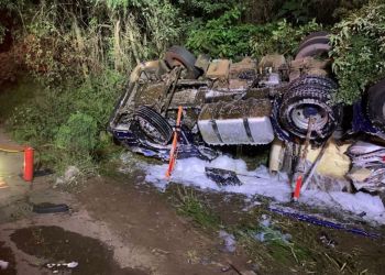 Motorista fica preso as ferragens após tombar carreta carregada de leite