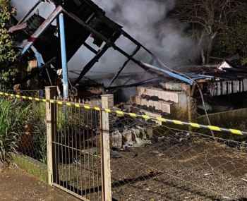 Casa é destruída por incêndio