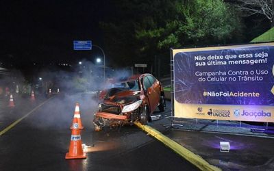 Carro destruído chama atenção em ação realizada pelo curso de Publicidade e Propaganda