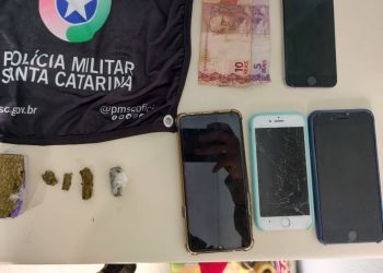  Polícia flagra grupo de jovens com drogas próximo de escola