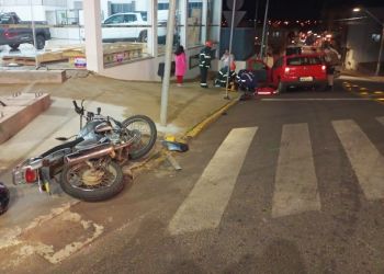 Adolescente de 17 anos fica ferido após colidir moto contra carro