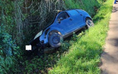 Motorista perde controle e saí da pista