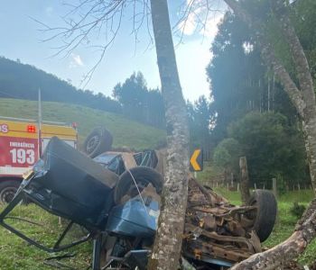  Carro sai da pista, capota e deixa dois feridos na SC-464