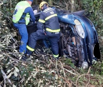 Capotamento em ribanceira deixa jovem ferido na SC-135