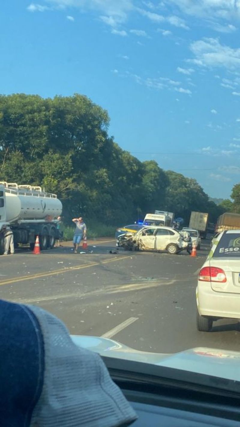 Vítima fica presa às ferragens após colisão entre carro e caminhão na BR-282 