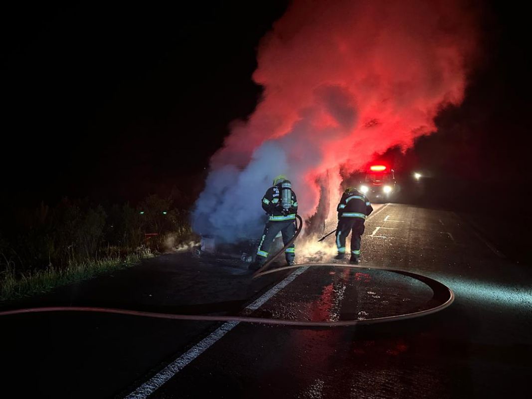Van é destruída por incêndio na BR-282
