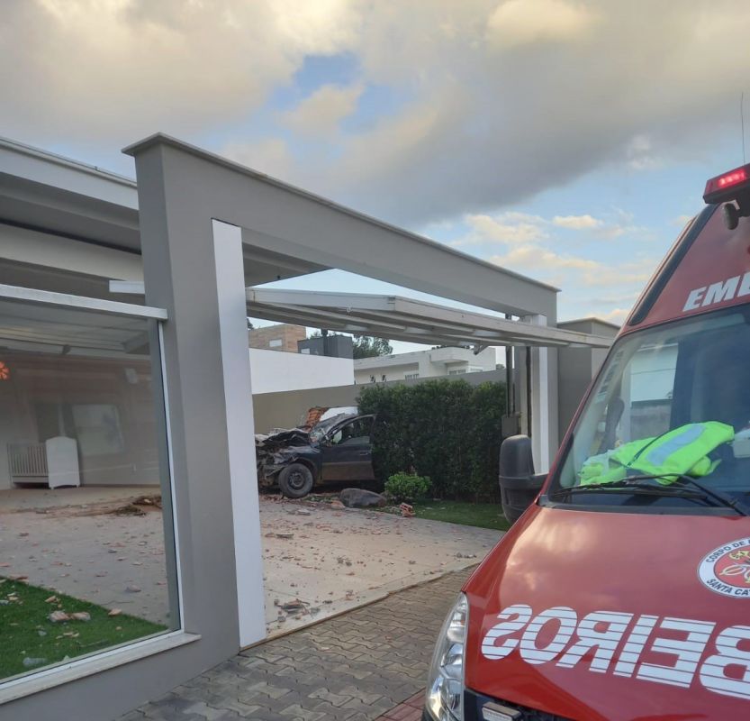 Motorista perde controle da direção e colide carro contra muro de residência