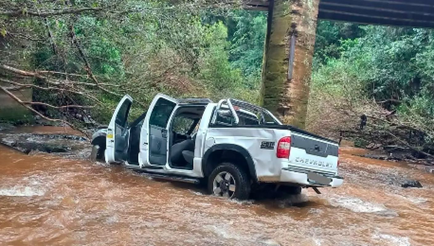 Mãe e filha ficam feridas após carro cair de ponte no Oeste de SC
