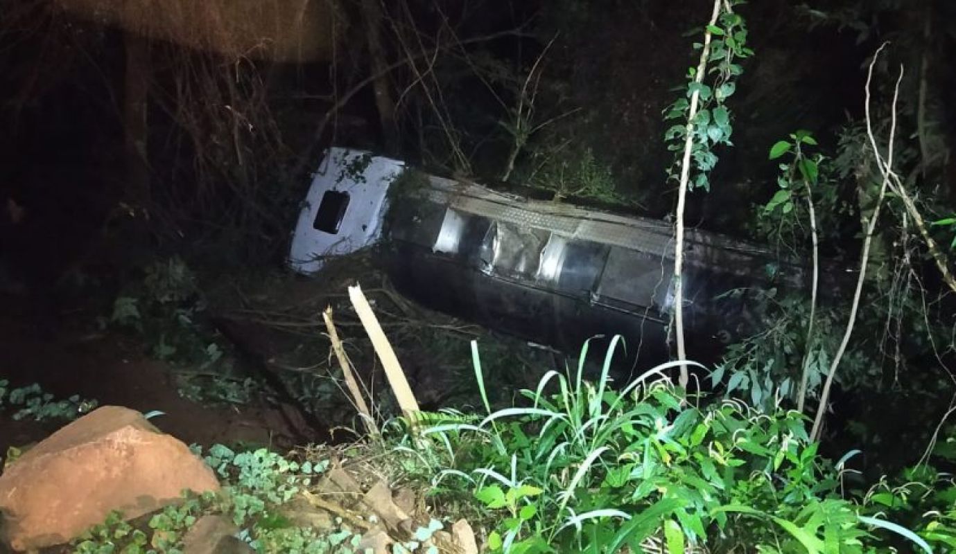 Caminhão fica pendurado em árvores após cair 15 m em ribanceira