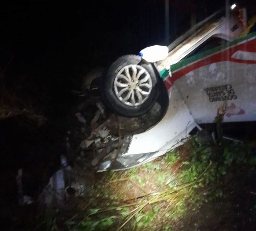 Veículo de saúde atropela animal, sai da pista e capota na SC-452