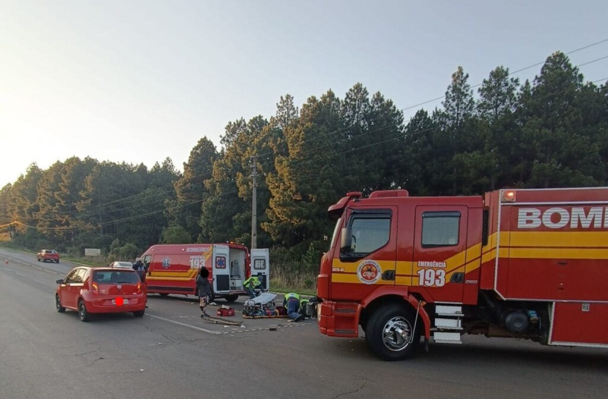 Mulher fica ferida em colisão entre carro e motocicleta 