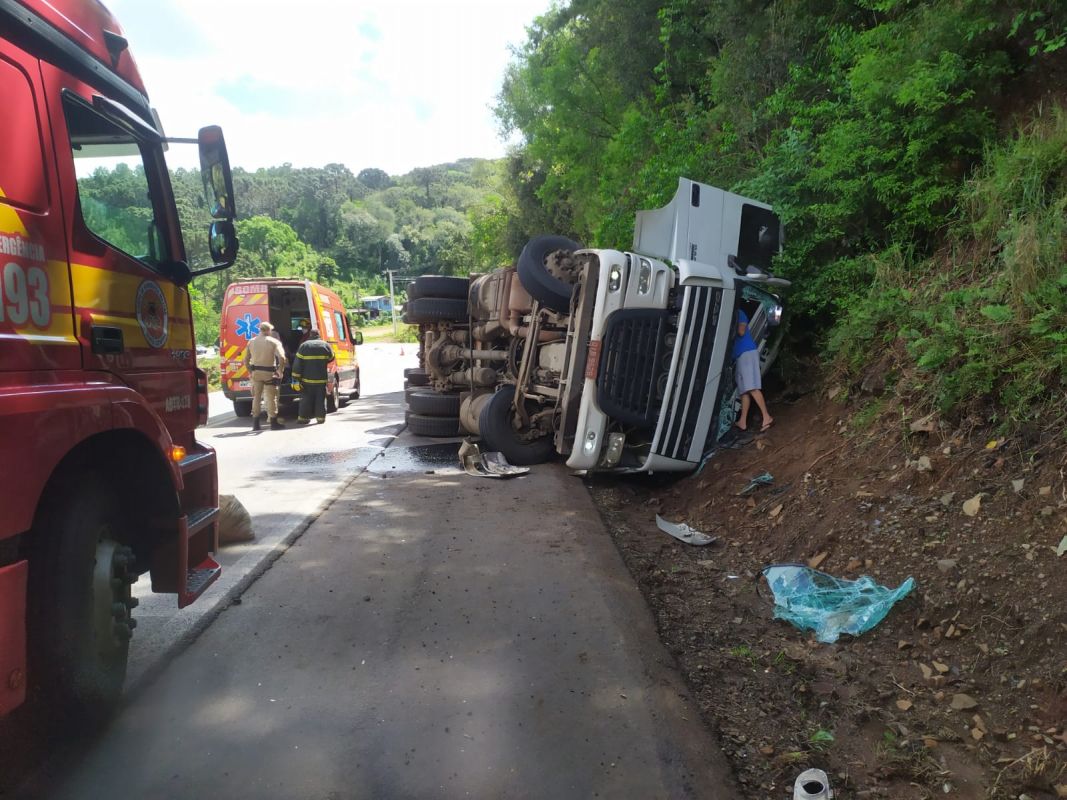 Caminhoneiro é encaminhado ao hospital após tombamento de veículo na BR-282