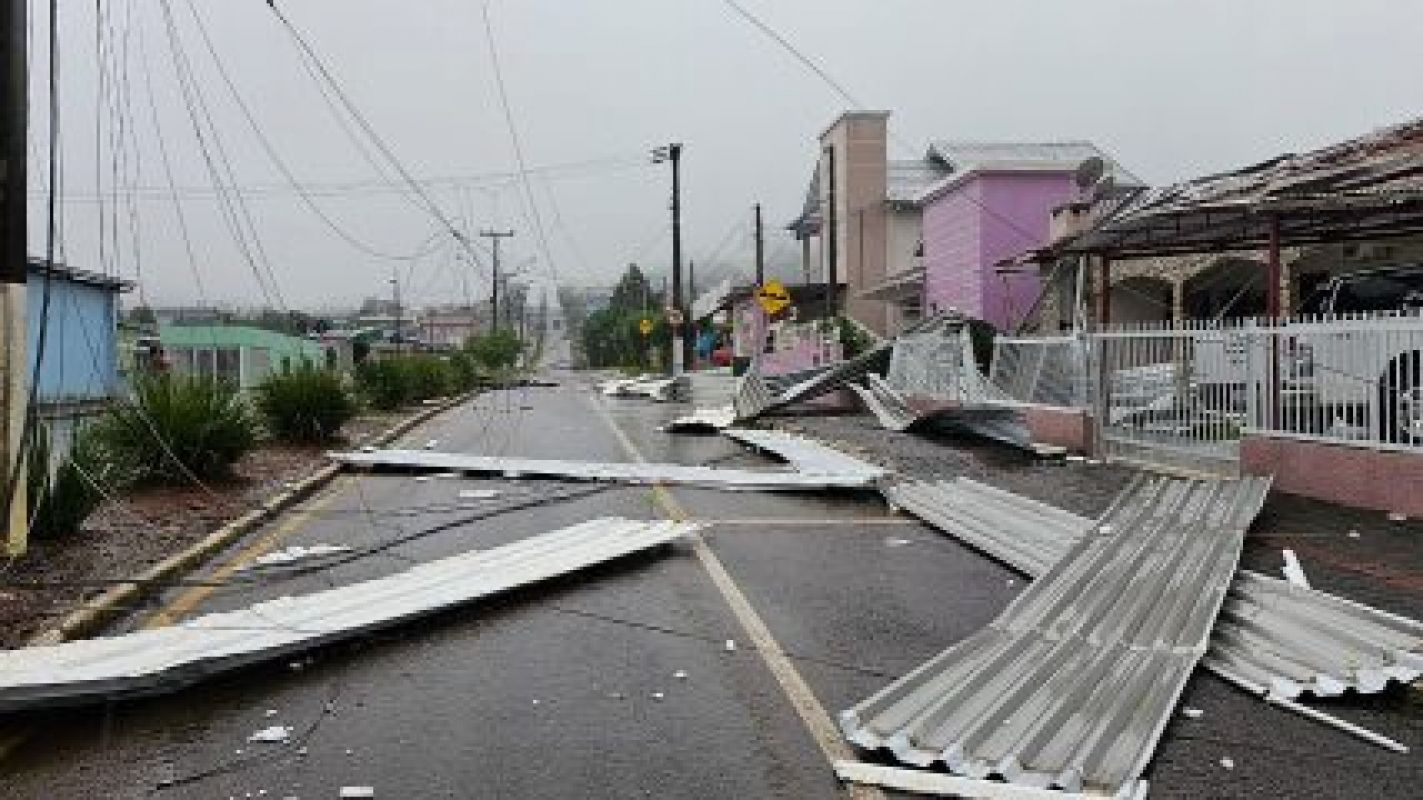 Temporal causa transtornos e estragos em Capinzal e Ouro