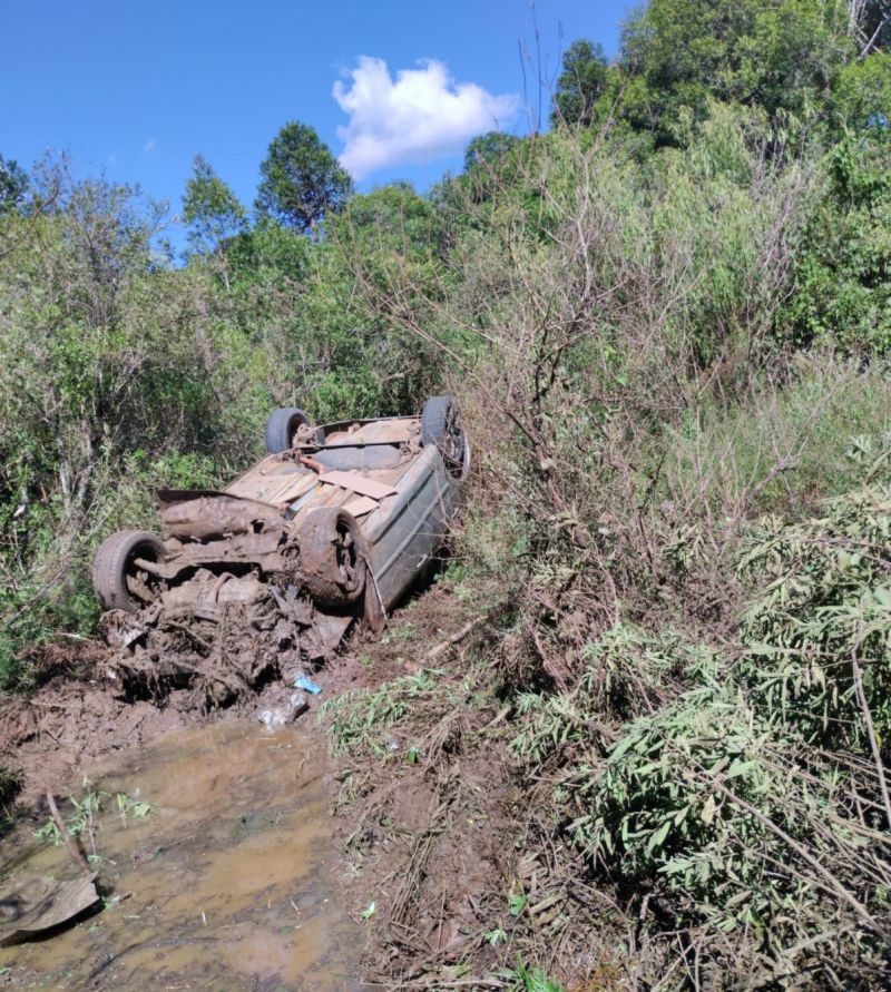 Motorista e passageiro ficam feridos em capotamento de veículo