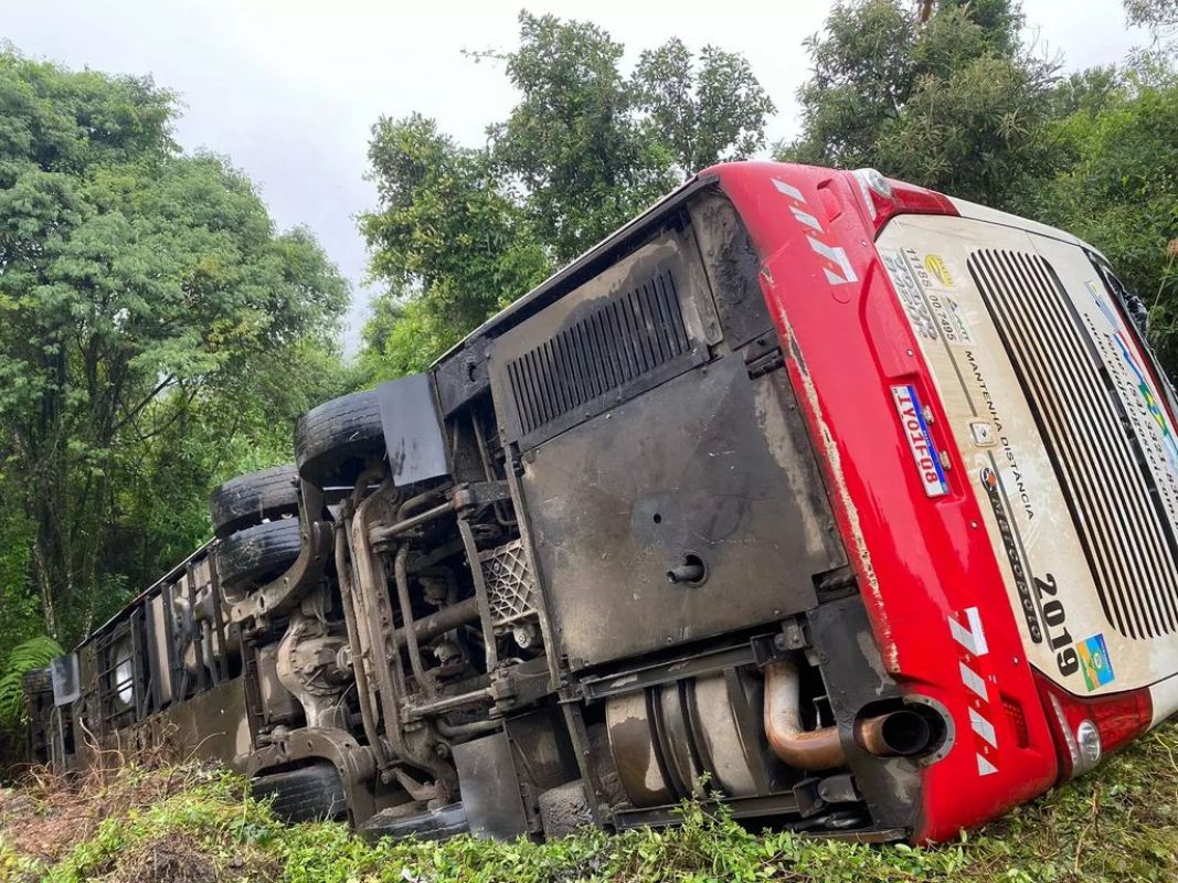 Ônibus com quase 40 pessoas tomba e deixa feridos em SC