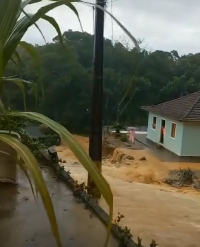 Chuva causa morte, estragos e deixa famílias ilhadas em SC